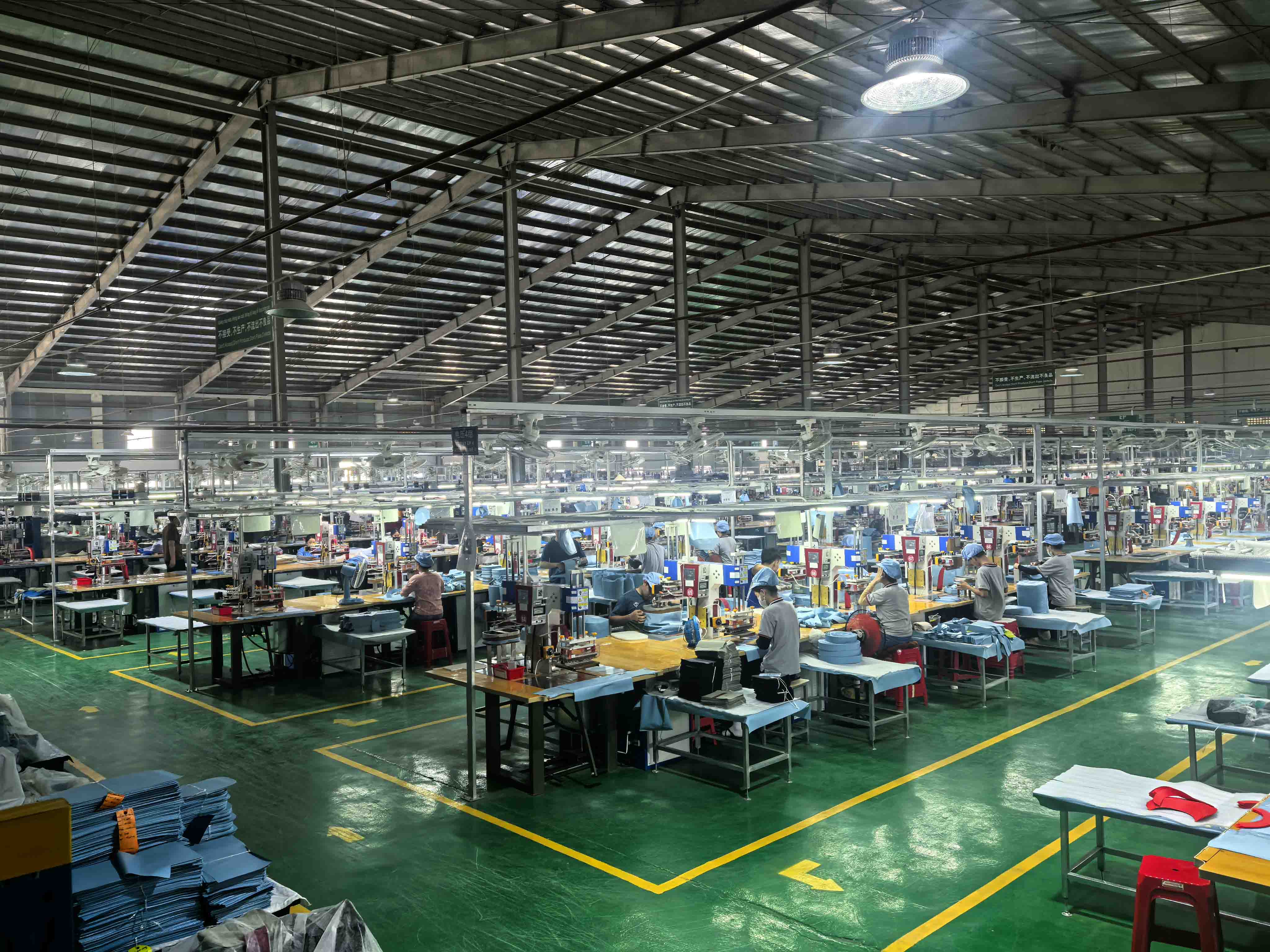 Nhà máy làm mát mềm Việt Nam: Dây chuyền sản xuất của Sealock tại TP.HCM