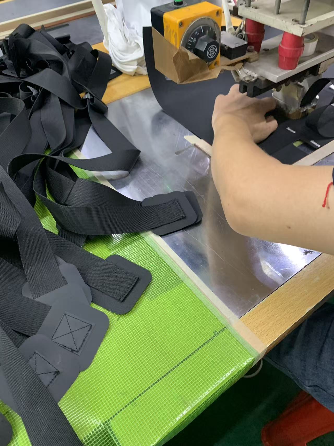 Workers at Dongguan Yifulong Factory are operating high-frequency welding machines.